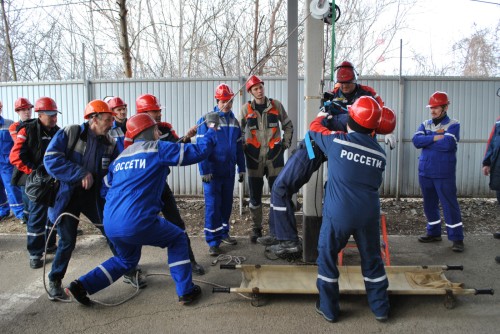 57 энергетиков «Россети Кубань» прошли обучение безопасным методам работы на высоте