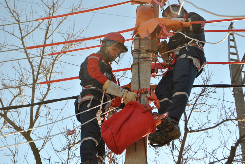 Энергетики Кубани проходят обучение работам под напряжением
