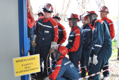 Бригады филиалов «Россети Кубань» отрабатывают навыки проведения работ под напряжением на площадке энергоинститута