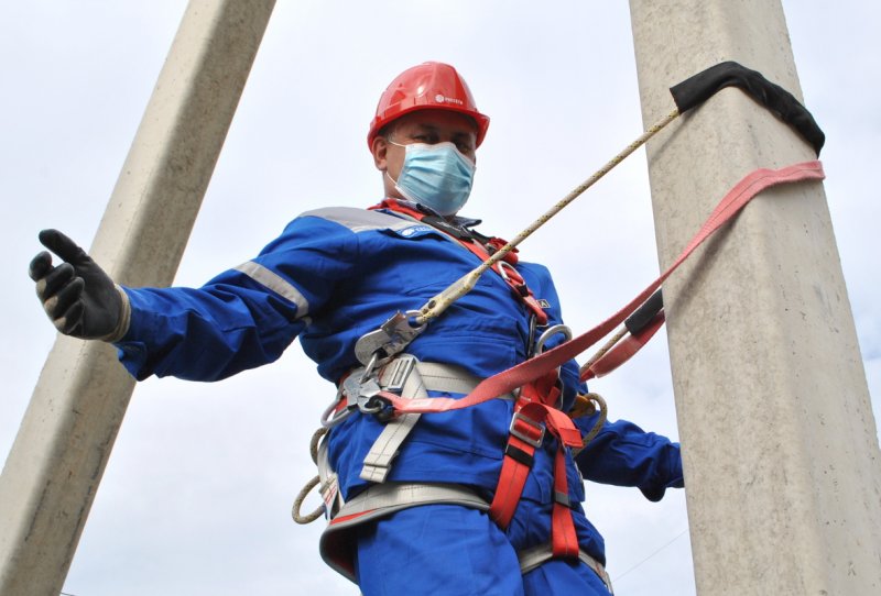 Специалисты «Россети Кубань» прошли обучение безопасным методам работы на высоте