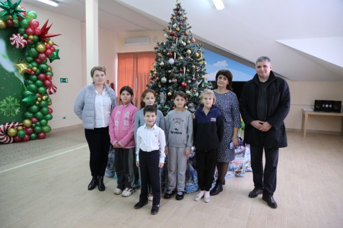 Сотрудники энергетического института «Россети Кубань» поздравили воспитанников реабилитационного центра «Авис» с наступающим Новым годом