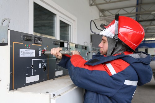 Электромонтеры оперативно-выездных бригад «Россети Кубань» проходят обучение в энергоинституте
