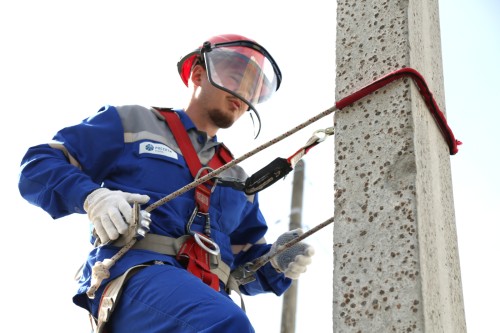 43 специалиста «Россети Кубань» прошли обучение безопасным методам работы на высоте