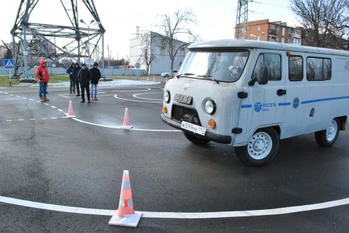 Водители «Россети Кубань» отрабатывают навыки контраварийного вождения на автодроме энергоинститута