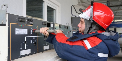 Электромонтеры оперативно-выездных бригад «Россети Кубань» проходят обучение в энергоинституте